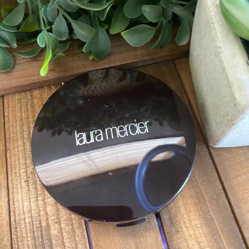 Laura Mercier powder
